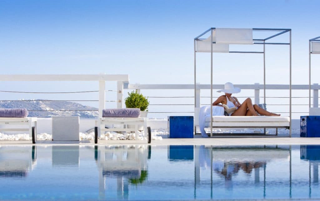 Lit Balinais au bord de la piscine à L'Hôtel Grace à Mykonos à Santorin - Voyage luxe