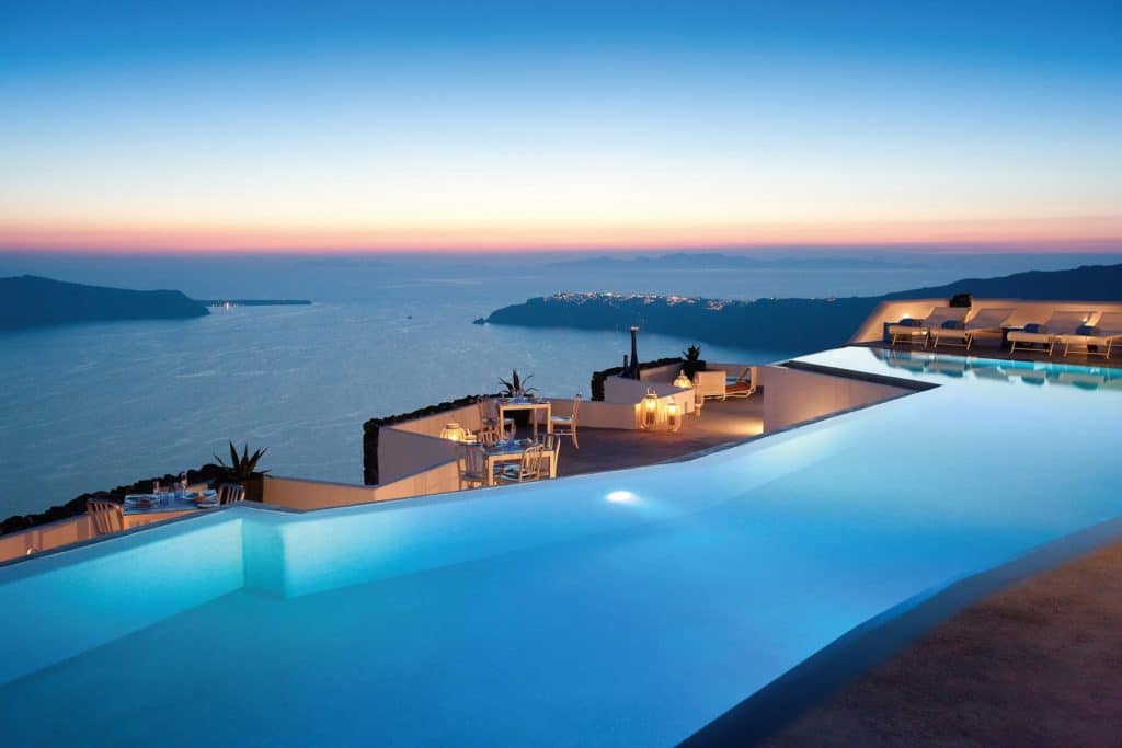 Piscine et vu sur la mer de l'Hôtel Grace à Santorin en Grèce - voyage d'exception
