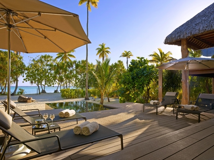 Piscine privee à The Brando pendant voyage de luxe