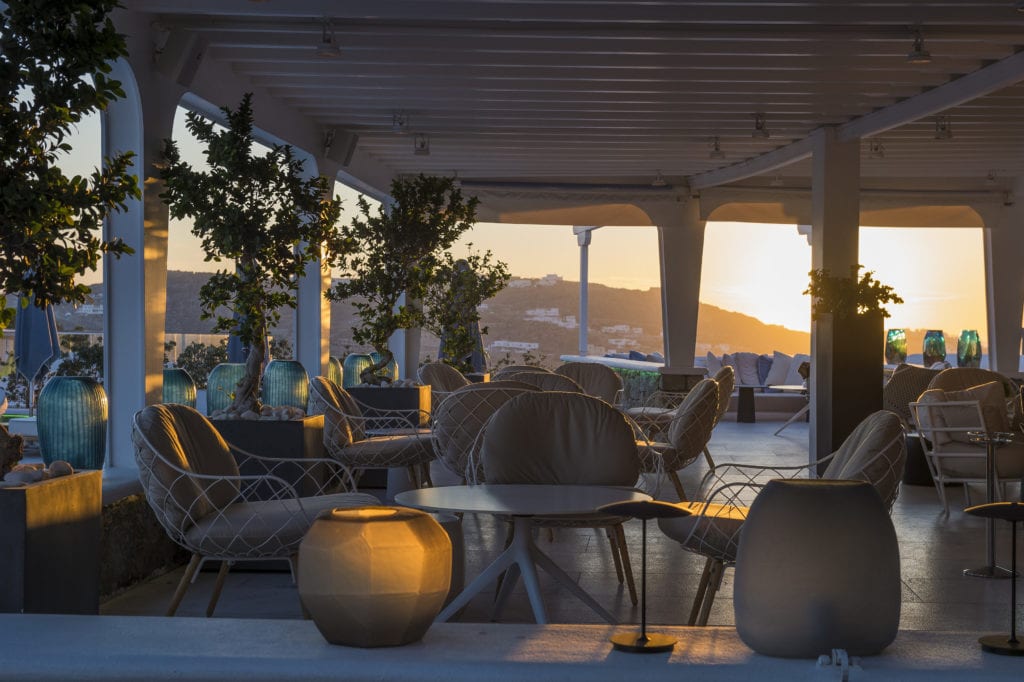 terrasse a Mykonos pour un voyage a la carte