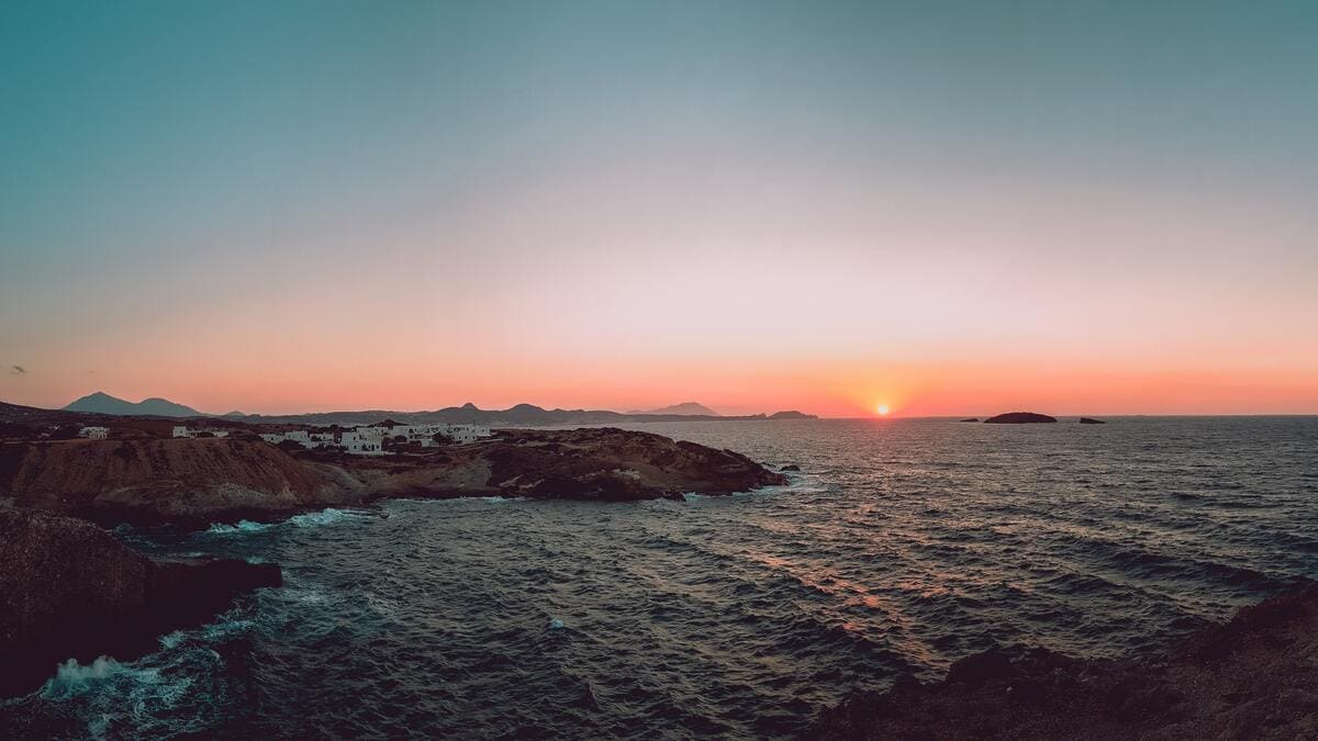 milos île volcanique grèce mer égée - vue panoramique coucher soleil