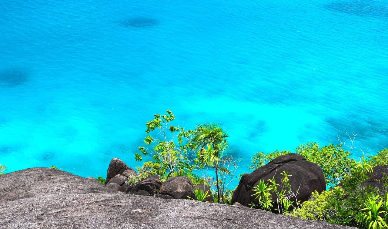 Voyage sur mesure iles Seychelles - vue aerienne eau turquoise