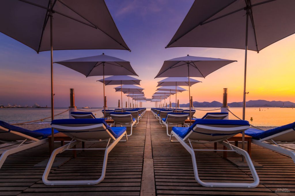 plage et transats rse martinez coucher soleil cannes