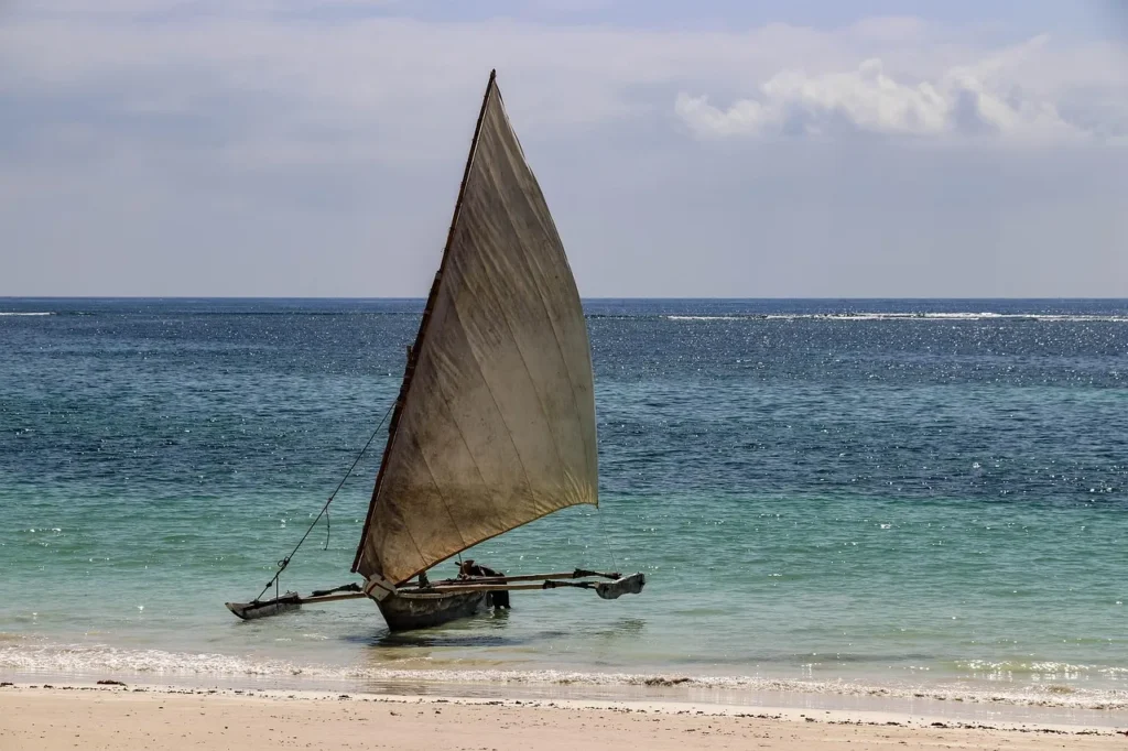 Bateau traditionnel dhow sur la plage de Diani - Circuit safari et plage au Kenya