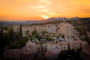 vue de l'hôtel Crillon le Brave au coucher du soleil