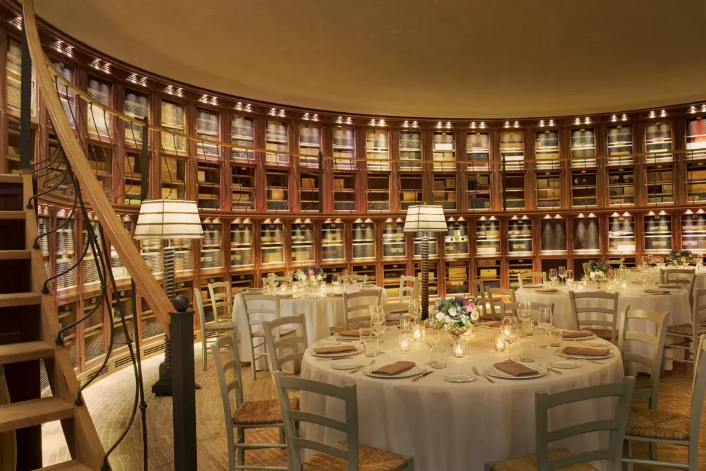 Dîner privé dans la cave à vin du Rosewood Castiglion del Bosco, voyage luxe en Italie
