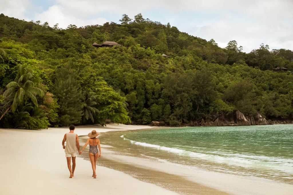Couple sur la plage du Constance Ephelia - lune de miel aux Seychelles
