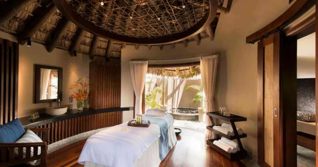 Spa du Constance Ephelia avec espace bien-être tropical et ambiance relaxante, séjour luxe aux Seychelles