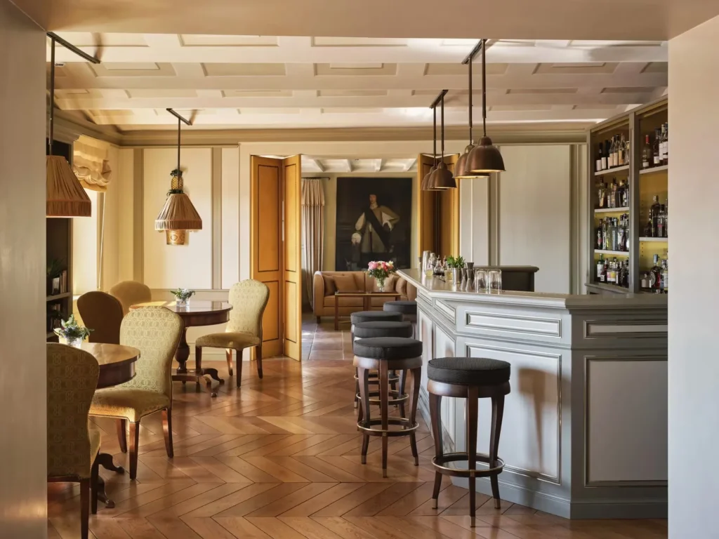 Lobby Bar du Rosewood Castiglion del Bosco, bar élégant - line de miel en Italie
