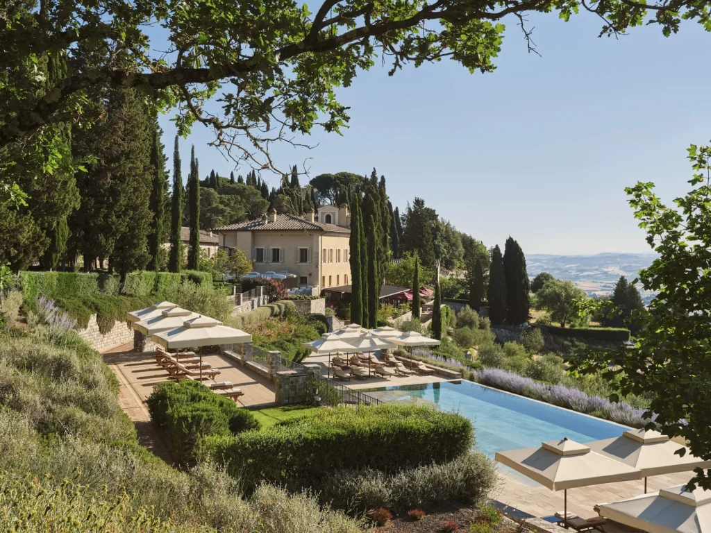 Pool Bar du Rosewood Castiglion del Bosco avec vue sur la Toscane, hôtel de luxe en Italie