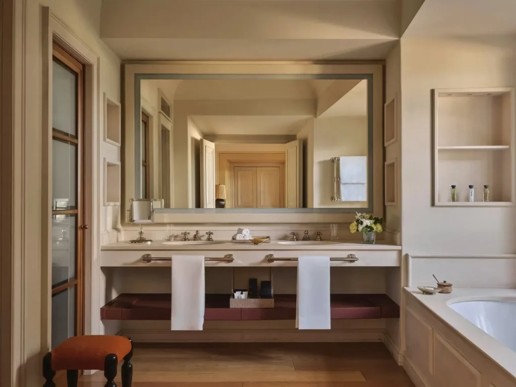Salle de bains élégante de la Borgo Suite au Rosewood Castiglion del Bosco en Toscane, séjour luxe en Italie