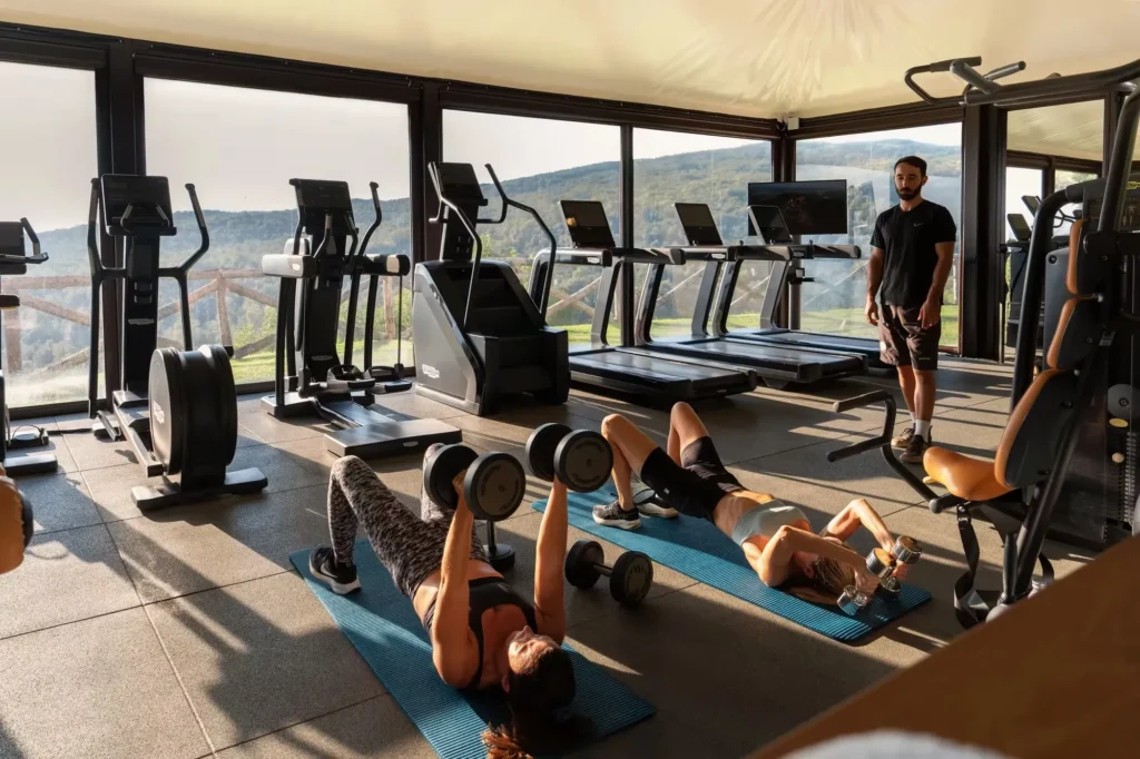 Salle de sport avec vue panoramique au Rosewood Castiglion del Bosco, hôtel de luxe en Italie
