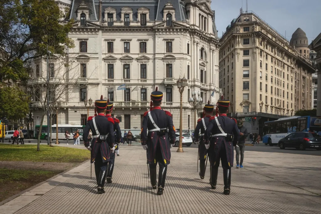 garde en uniforme sur la Plaza de Mayo à Buenos Aires lors d'une relève cérémonielle