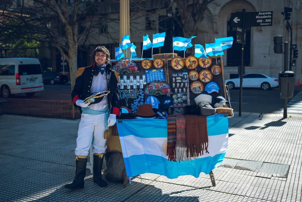 vendeur de souvenirs en costume historique argentin sur l'Avenida Rivadavia à Buenos Aires