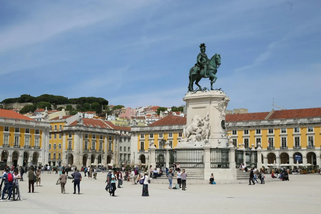 Place du Commerce à Lisbonne avec statue équestre et architecture historique