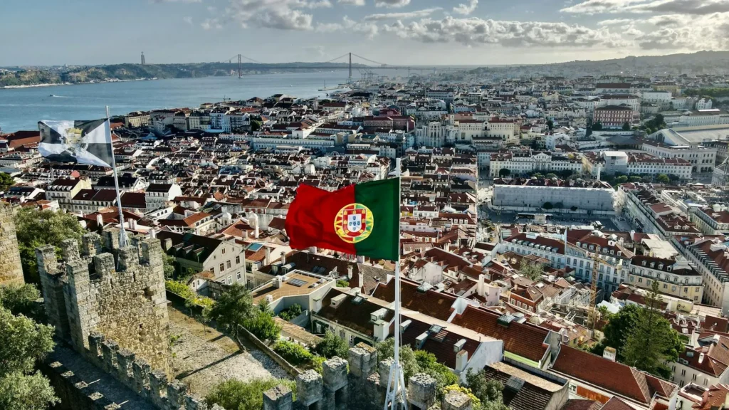 Vue sur Lisbonne depuis les hauteurs avec le fleuve Tage et le pont du 25 Avril