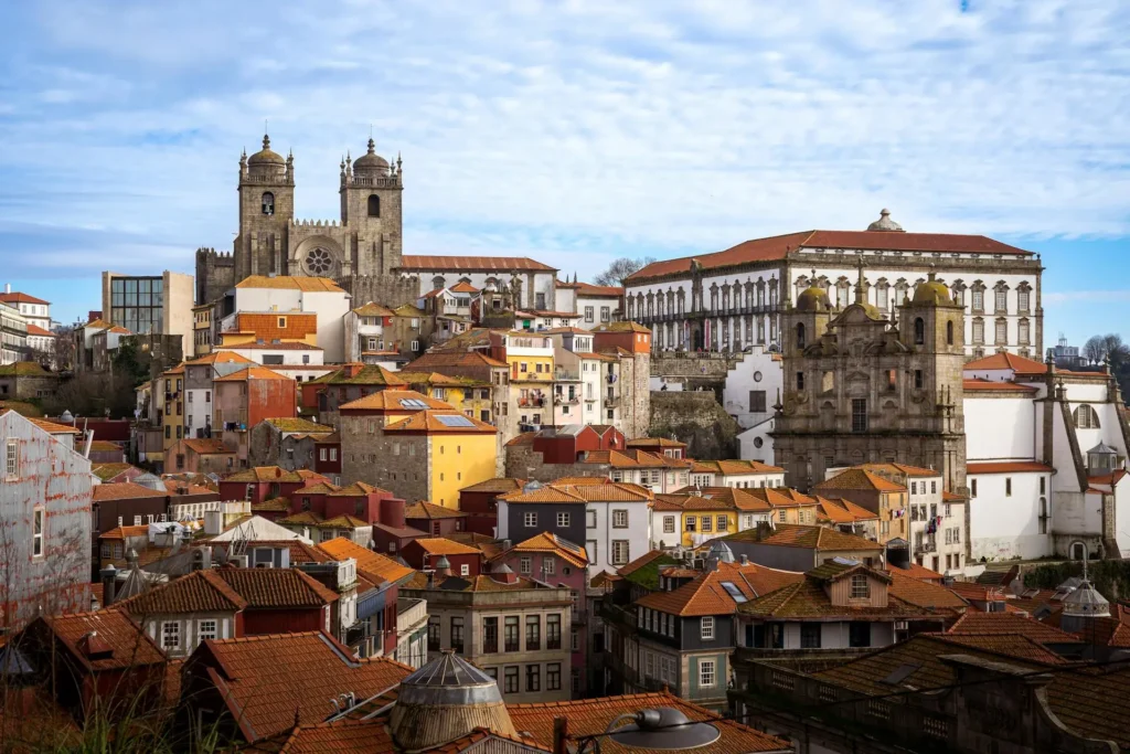 Centre historique de Porto avec cathédrale et maisons aux toits rouges