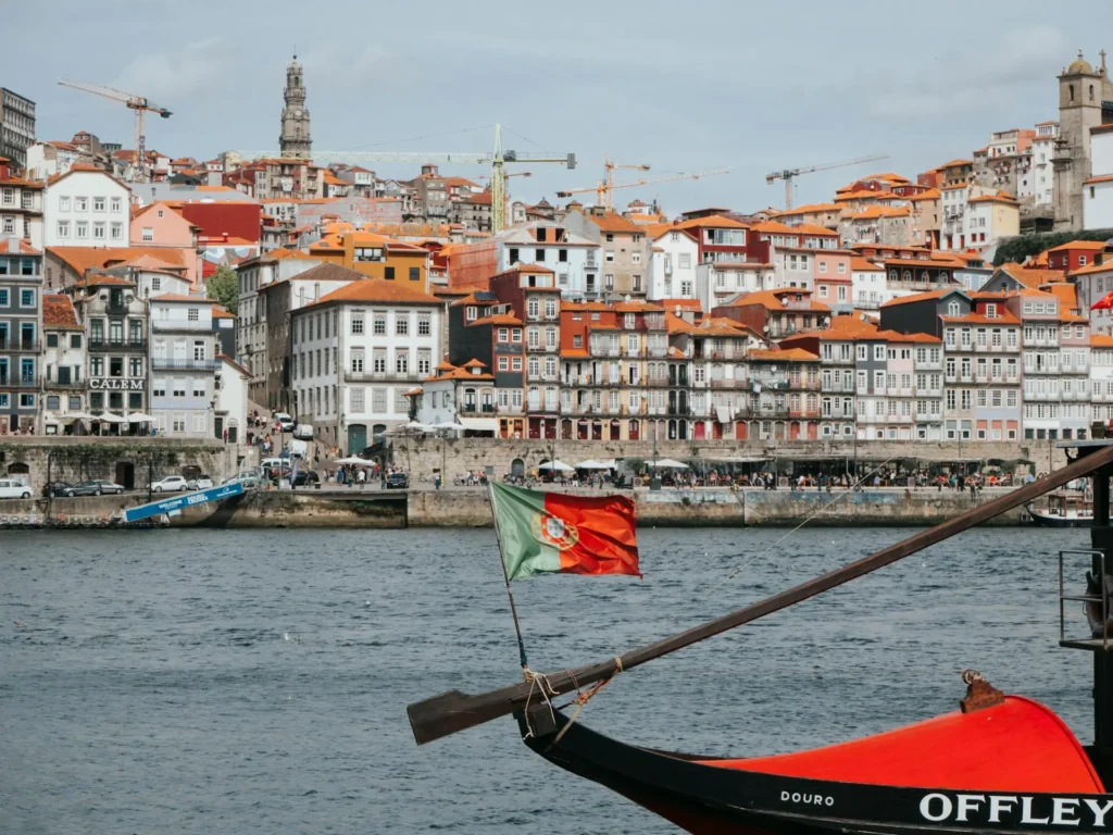 Vue sur Porto depuis le Douro avec bateau traditionnel et façades colorées