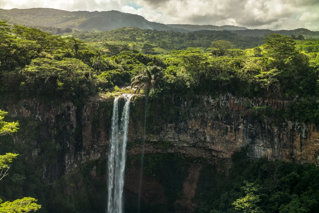 Cascade de Chamarel dans la forêt tropicale de l'île Maurice