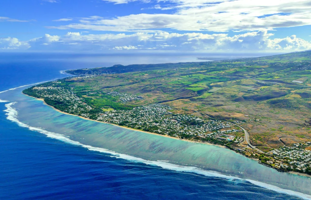 Vue aérienne de la côte ouest de la Réunion et son lagon turquoise