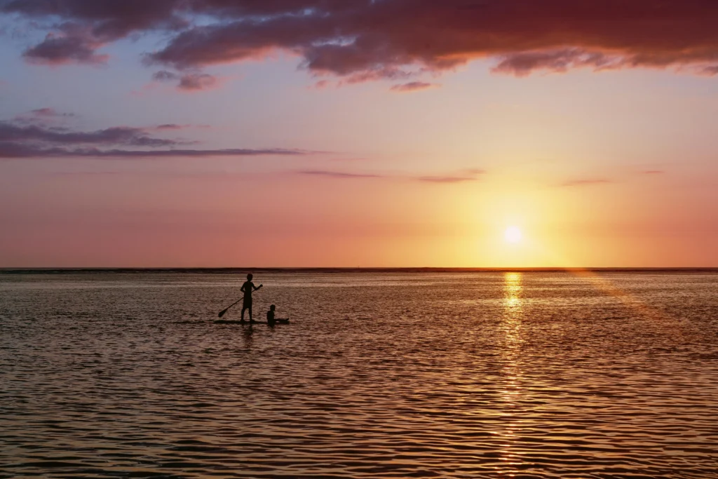 Coucher de soleil sur le lagon de la Réunion en paddle