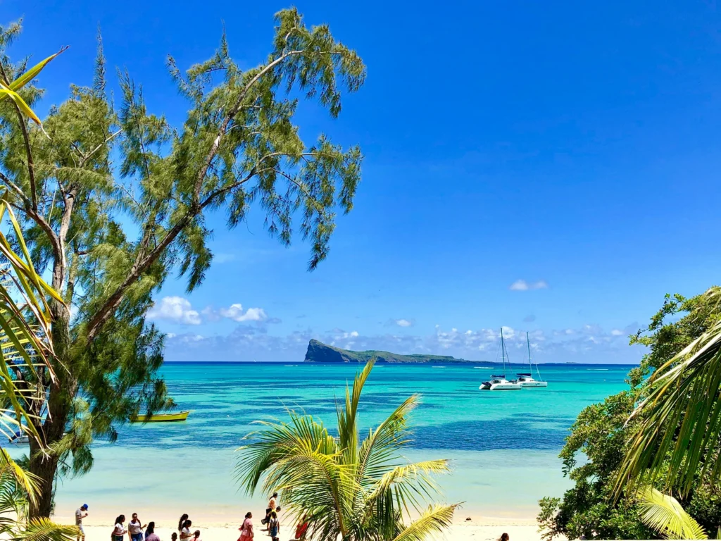 Lagon cristallin et catamaran à Grand Baie, île Maurice