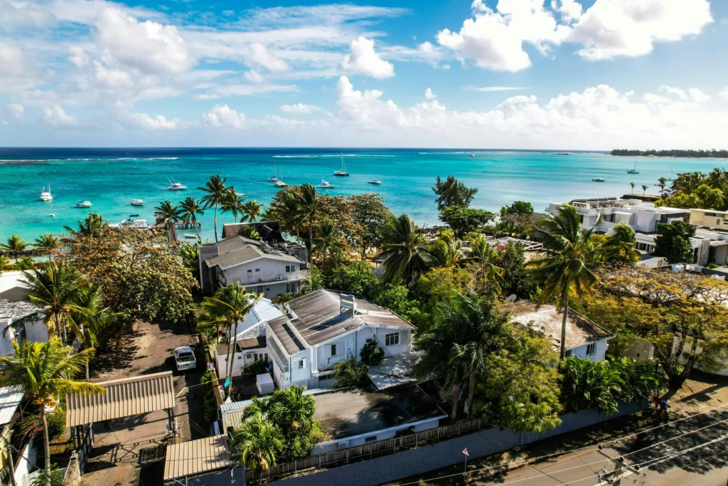 Village de Grand Baie et son lagon turquoise depuis les hauteurs de l'île Maurice