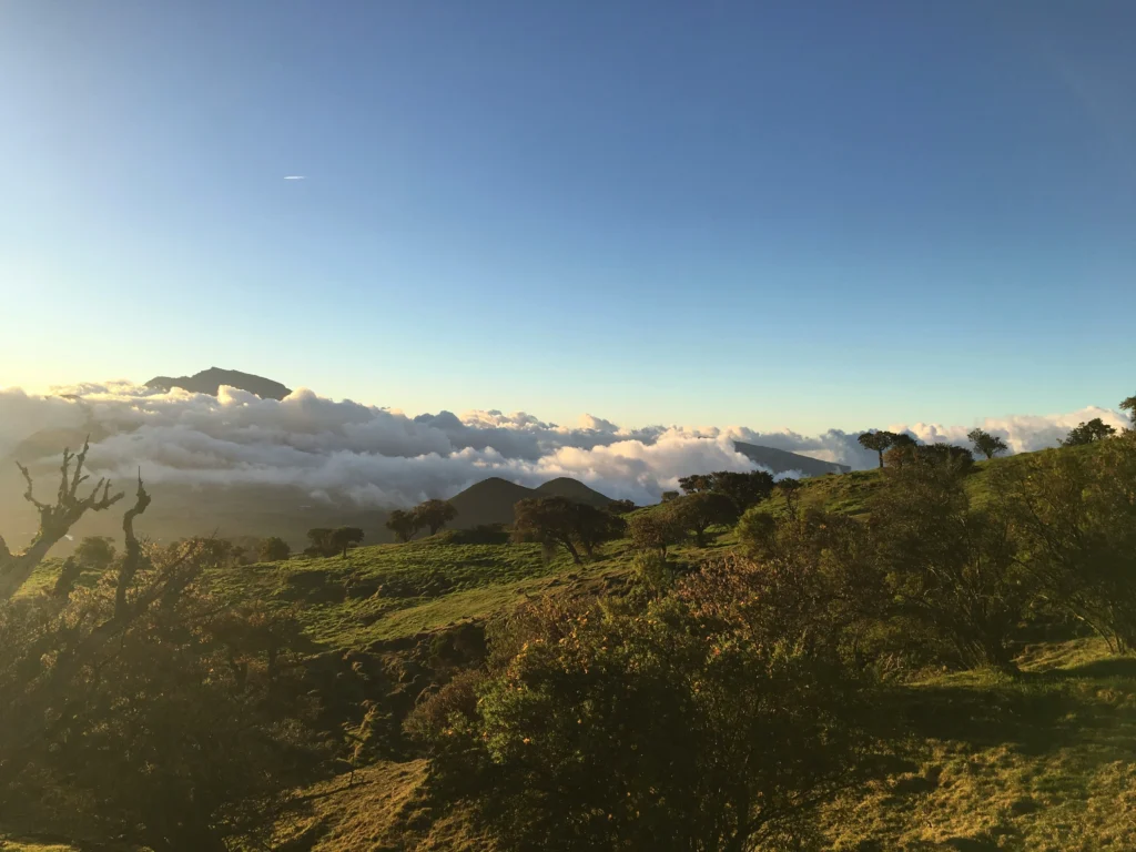 Hauts de la Réunion au-dessus des nuages lors d'un combiné Réunion Île Maurice