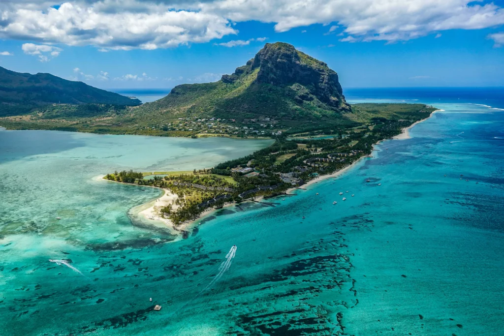 Le Morne Brabant et le lagon de l'île Maurice vus depuis les airs