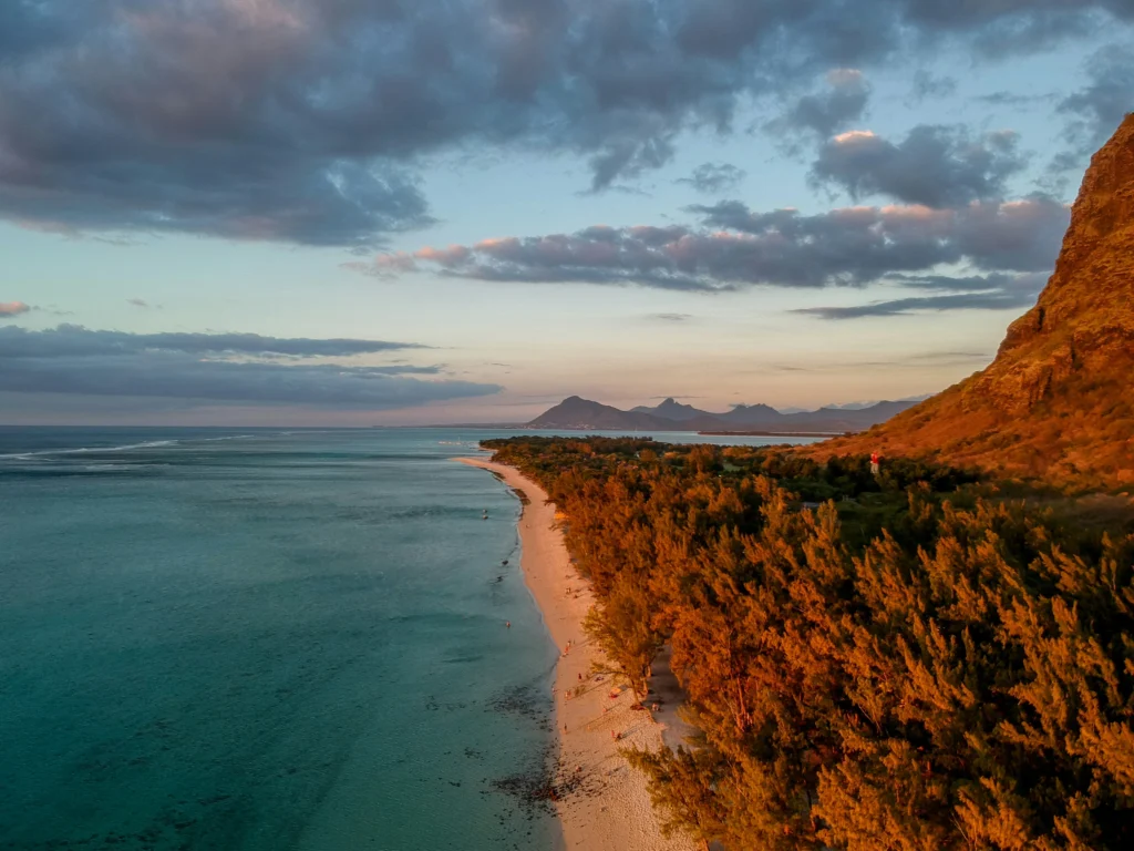 Le Morne Brabant au coucher de soleil sur la côte sud-ouest de l'île Maurice