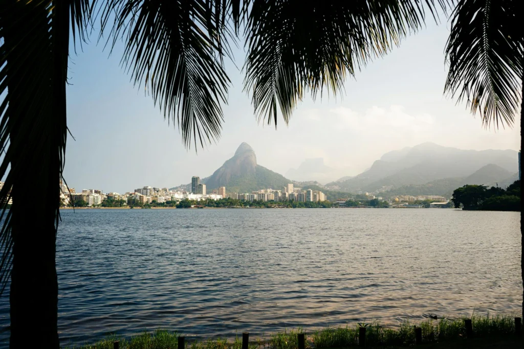 lagoa Rodrigo de Freitas et montagne du Dois Irmãos encadrées par des palmiers à Rio de Janeiro