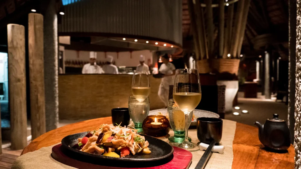 Bar Adam & Eve au Constance Ephelia avec ambiance élégante et vue sur la piscine, séjour luxe aux Seychelles