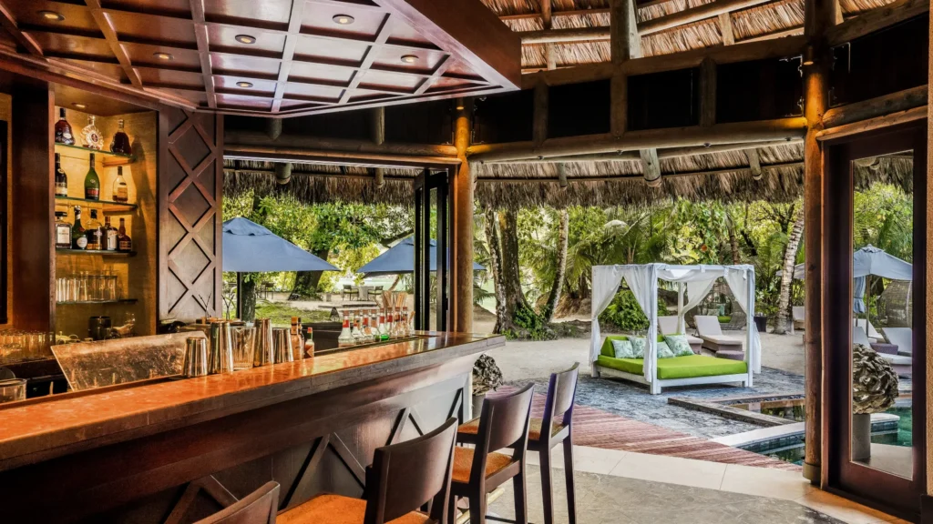 Bar à cocktails du restaurant Cyann au Constance Ephelia, hôtel de luxe aux Seychelles