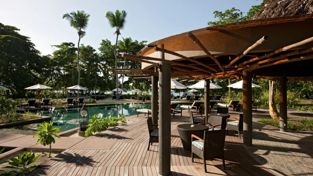 Piscine du restaurant Helios au Constance Ephelia, voyage sur mesure aux Seychelles