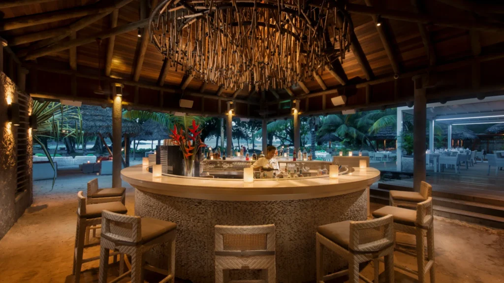 Seselwa Bar en bord de plage au Constance Ephelia, voyage sur mesure aux Seychelles