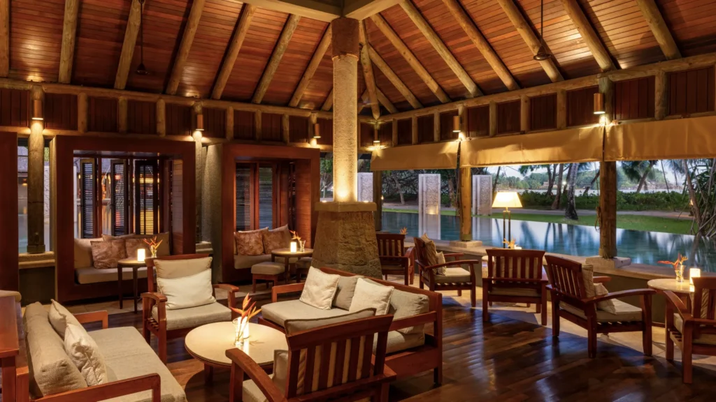 Lounge du Zee Bar au Constance Ephelia en soirée, lune de miel aux Seychelles