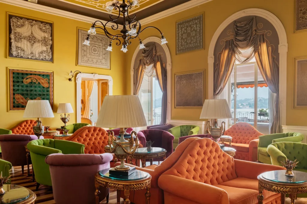 Salle de musique élégante du Grand Hotel Tremezzo au lac de Côme, hôtel de luxe en Italie