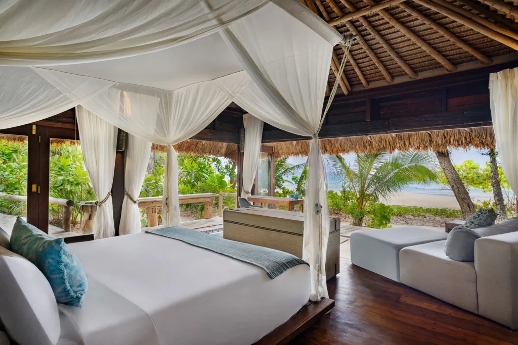 Chambre élégante d’une Beachfront Villa North Island avec vue sur la nature tropicale, séjour luxe aux Seychelles
