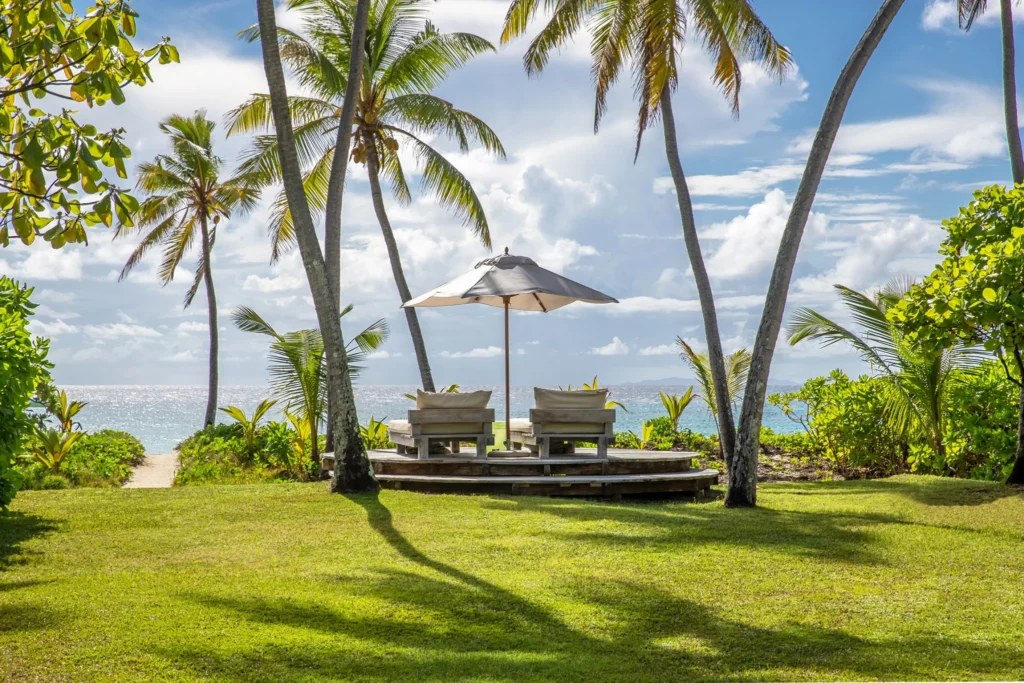 Jardin privé d’une Beachfront Villa North Island avec accès direct à une plage de sable blanc, voyage sur mesure aux Seychelles