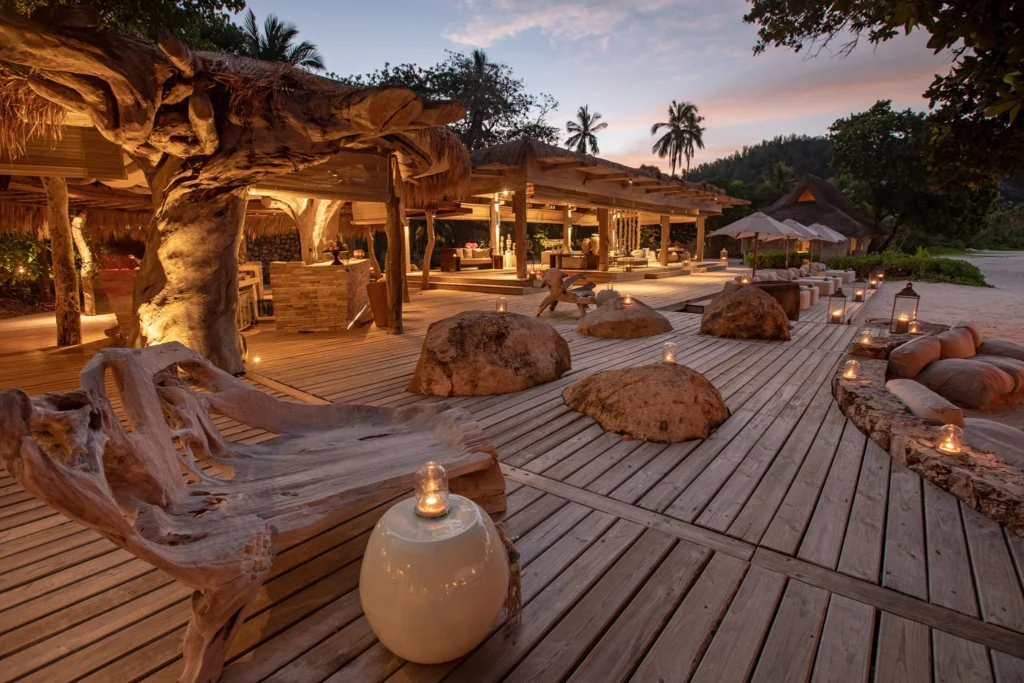Restaurant Piazza illuminé de nuit à North Island Seychelles –lune de miel aux Seychelles