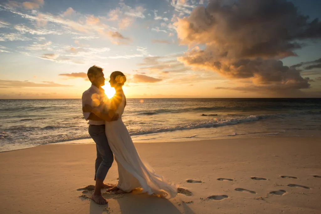 Couple marié au coucher du soleil à North Island Seychelles – lune de miel aux Seychelles