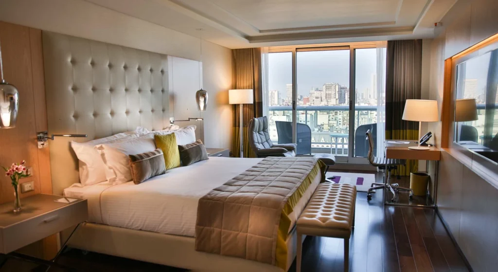 chambre deluxe du Palladio Hotel Buenos Aires avec vue sur la ville et parquet sombre