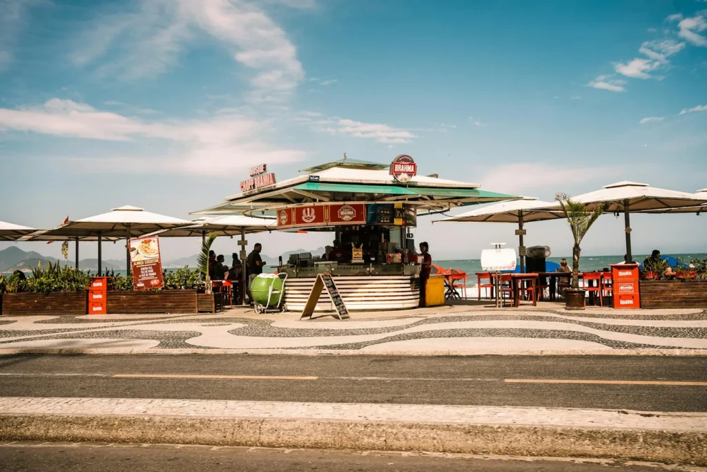 kiosque Chopp Brahma sur la promenade de Copacabana avec le pavé portugais iconique de Rio