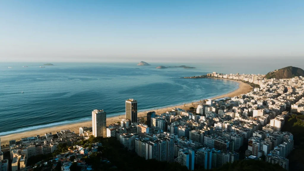 vue aérienne de Copacabana et de son arc de plage depuis les hauteurs de Rio de Janeiro
