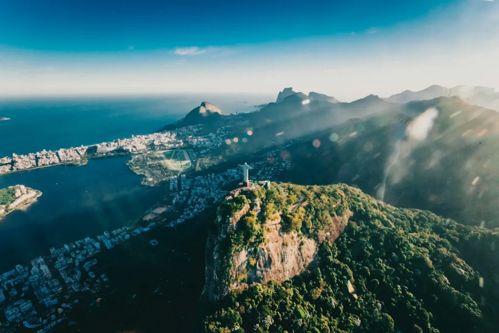 vue aérienne du Christ Rédempteur dominant la baie de Guanabara et la forêt de la Tijuca à Rio de Janeiro