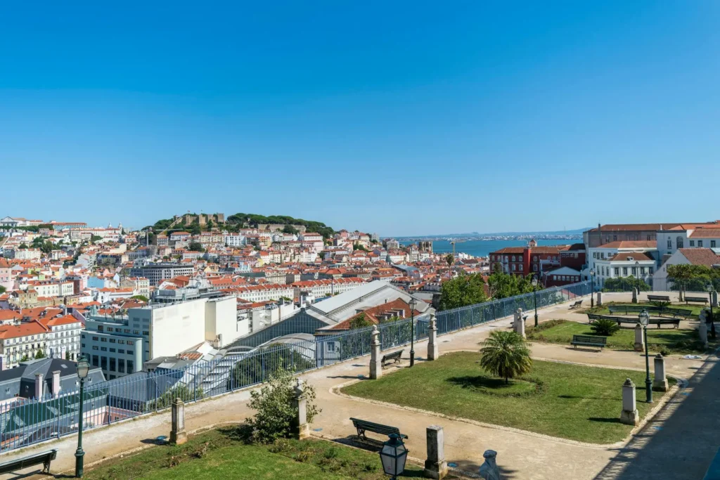 Point de vue sur Lisbonne avec parc et panorama sur la ville et le Tage