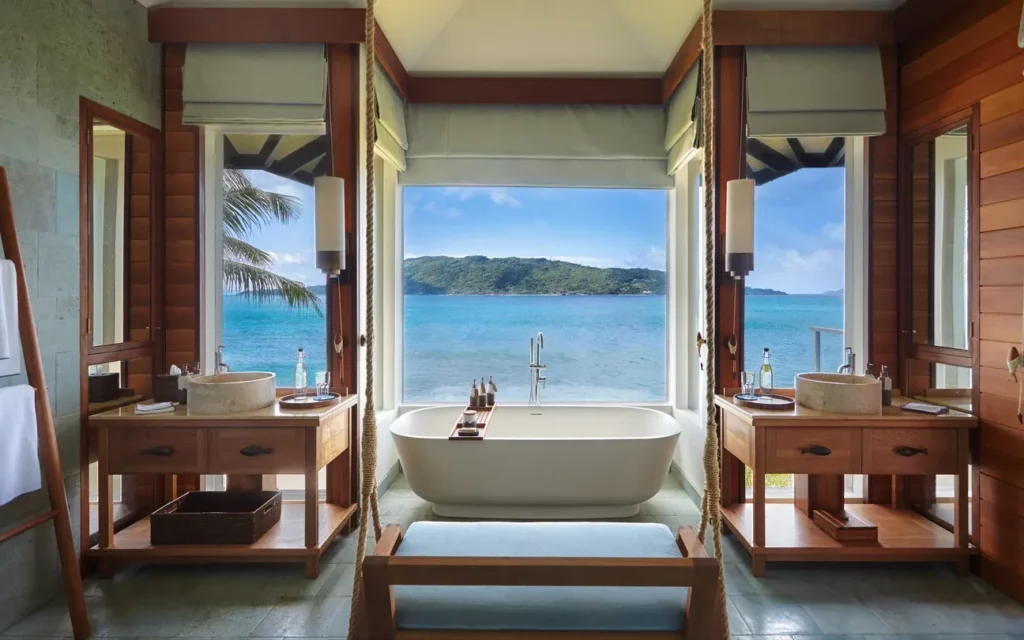 Salle de bain élégante de la Panorama Pool Villa du Six Senses Zil Pasyon - lune de miel aux Seychelles