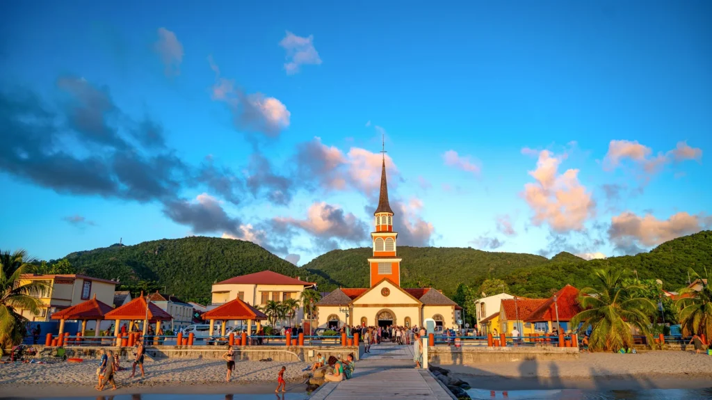Église des Anses-d'Arlet face à la mer au coucher du soleil, Martinique