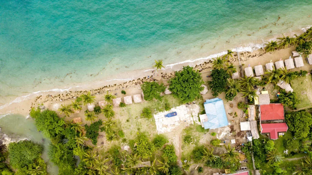 Lagon turquoise et fonds blancs sur la côte atlantique de la Martinique