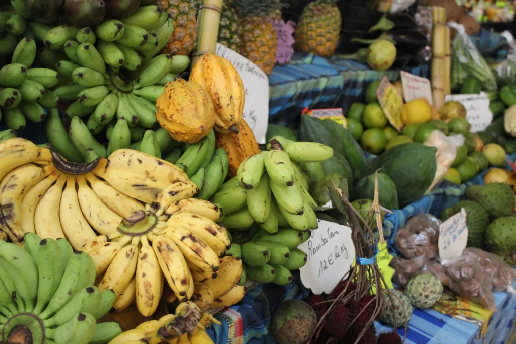 Étal de fruits tropicaux sur un marché en Martinique